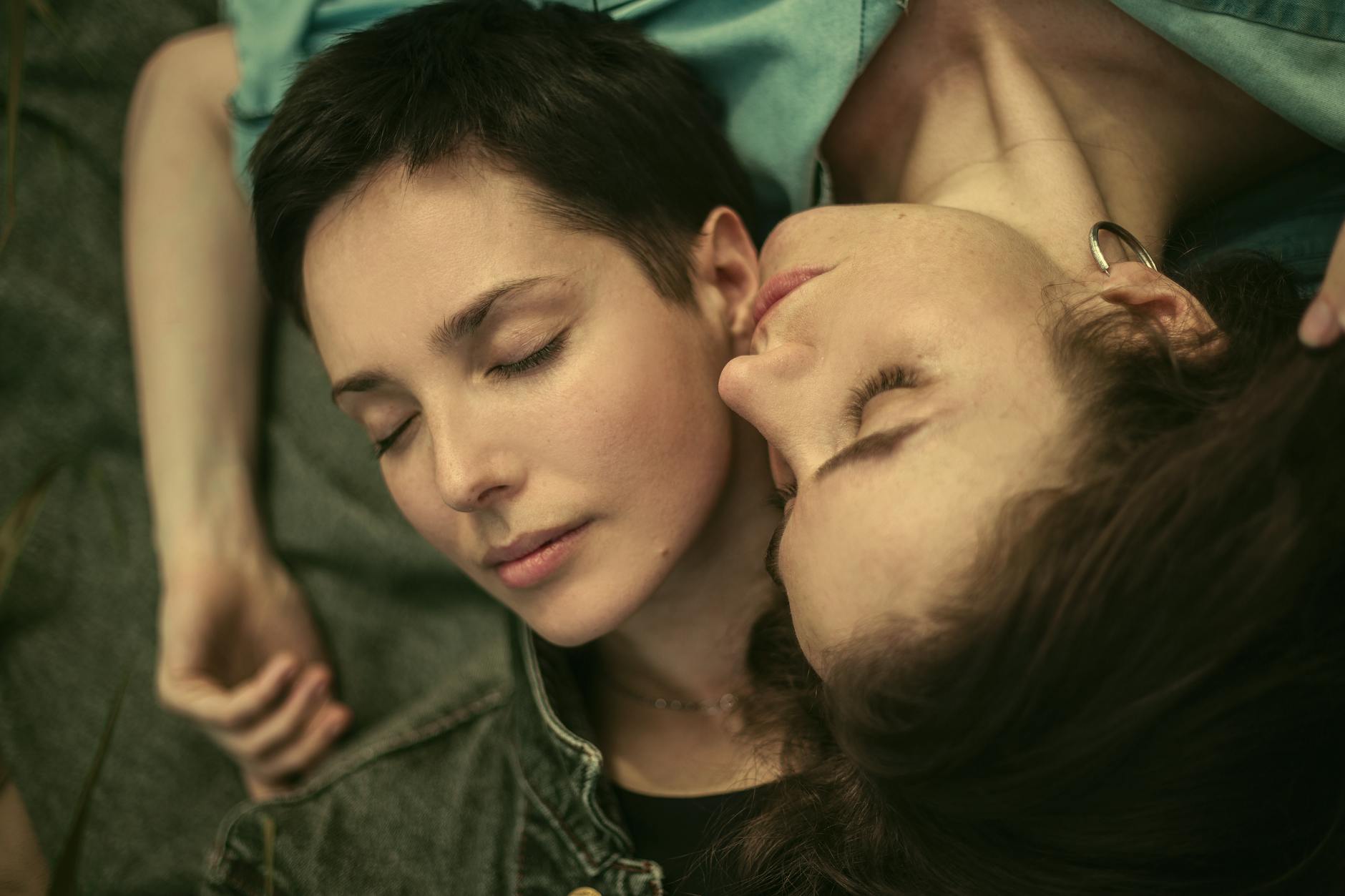 Zakochana para leży razem, emanując spokojem i bliskością