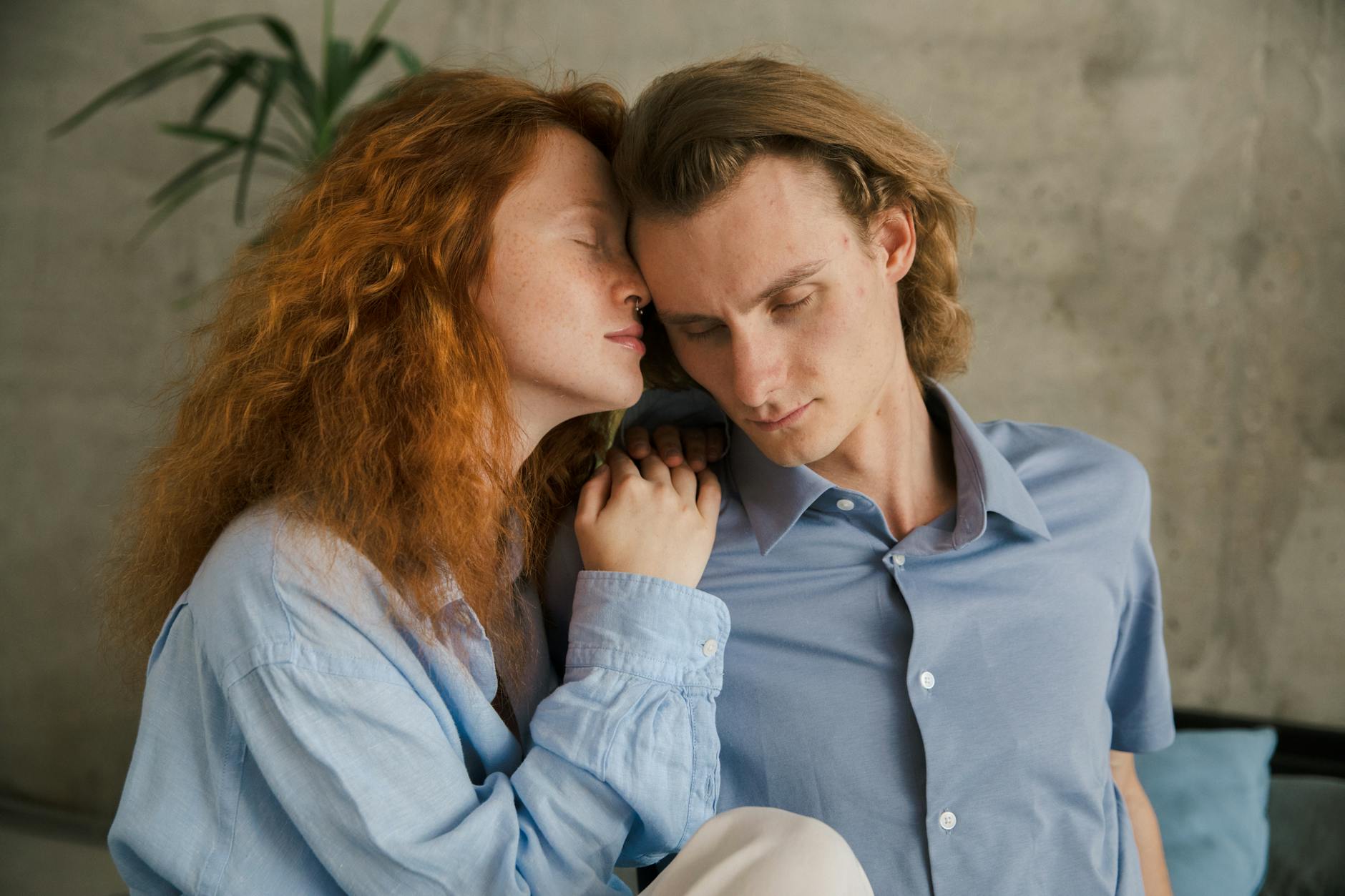 Zakochana para w czułym uścisku w spokojnym, domowym wnętrzu