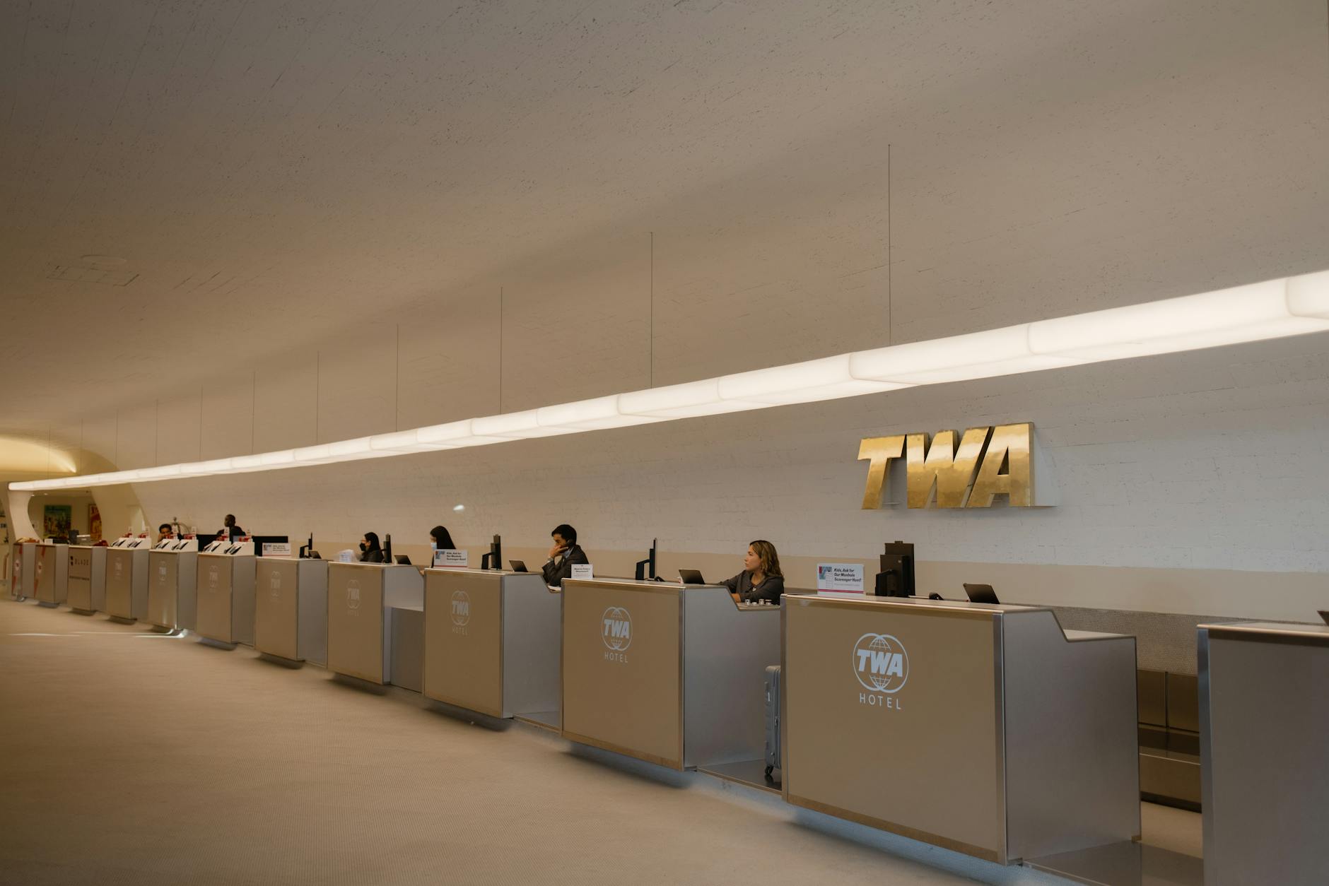Recepcja hotelowa w stylu retro na lotnisku JFK w Nowym Jorku