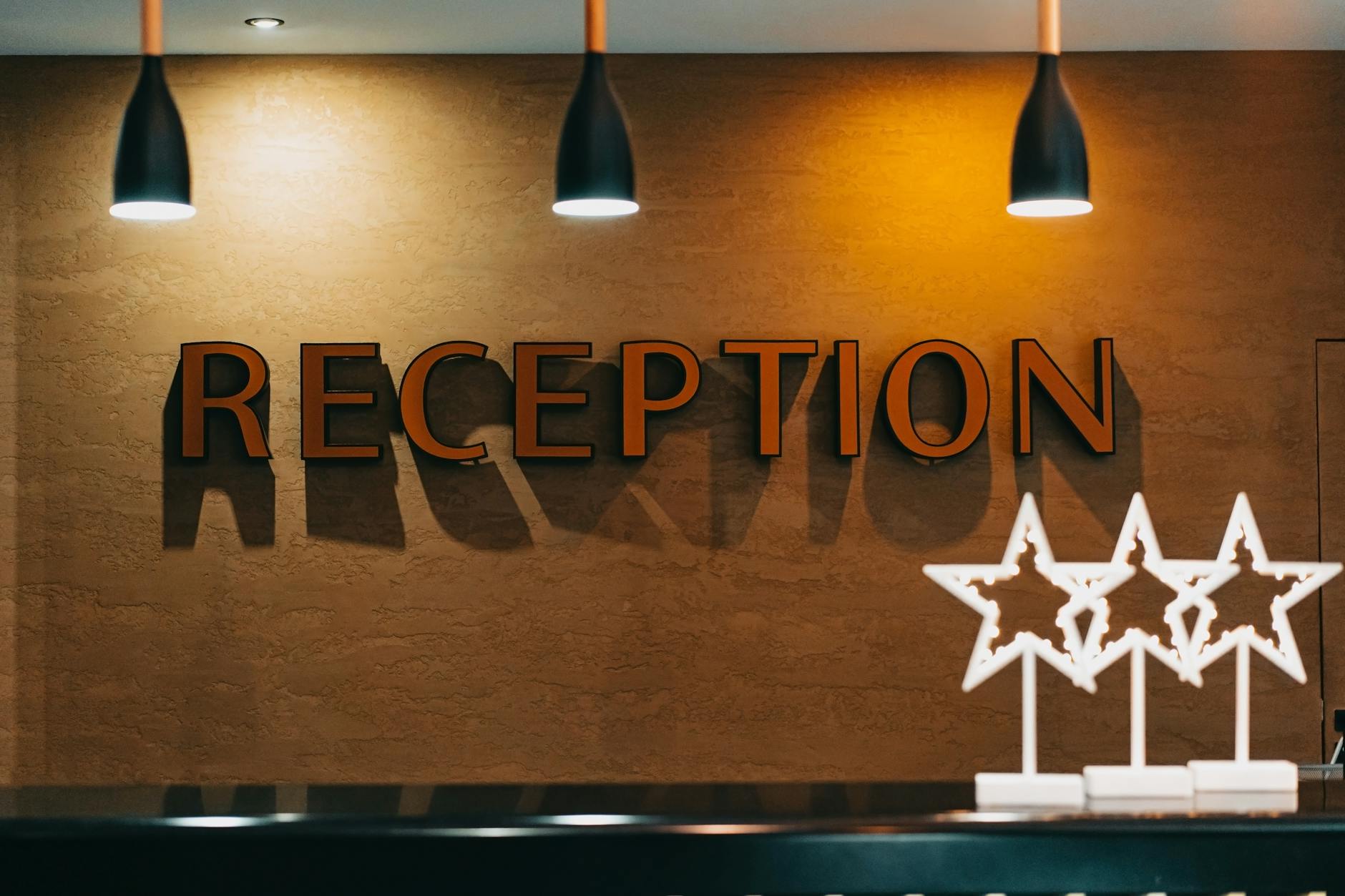 Elegancka recepcja hotelowa z podświetlonym szyldem i nowoczesnym wystrojem