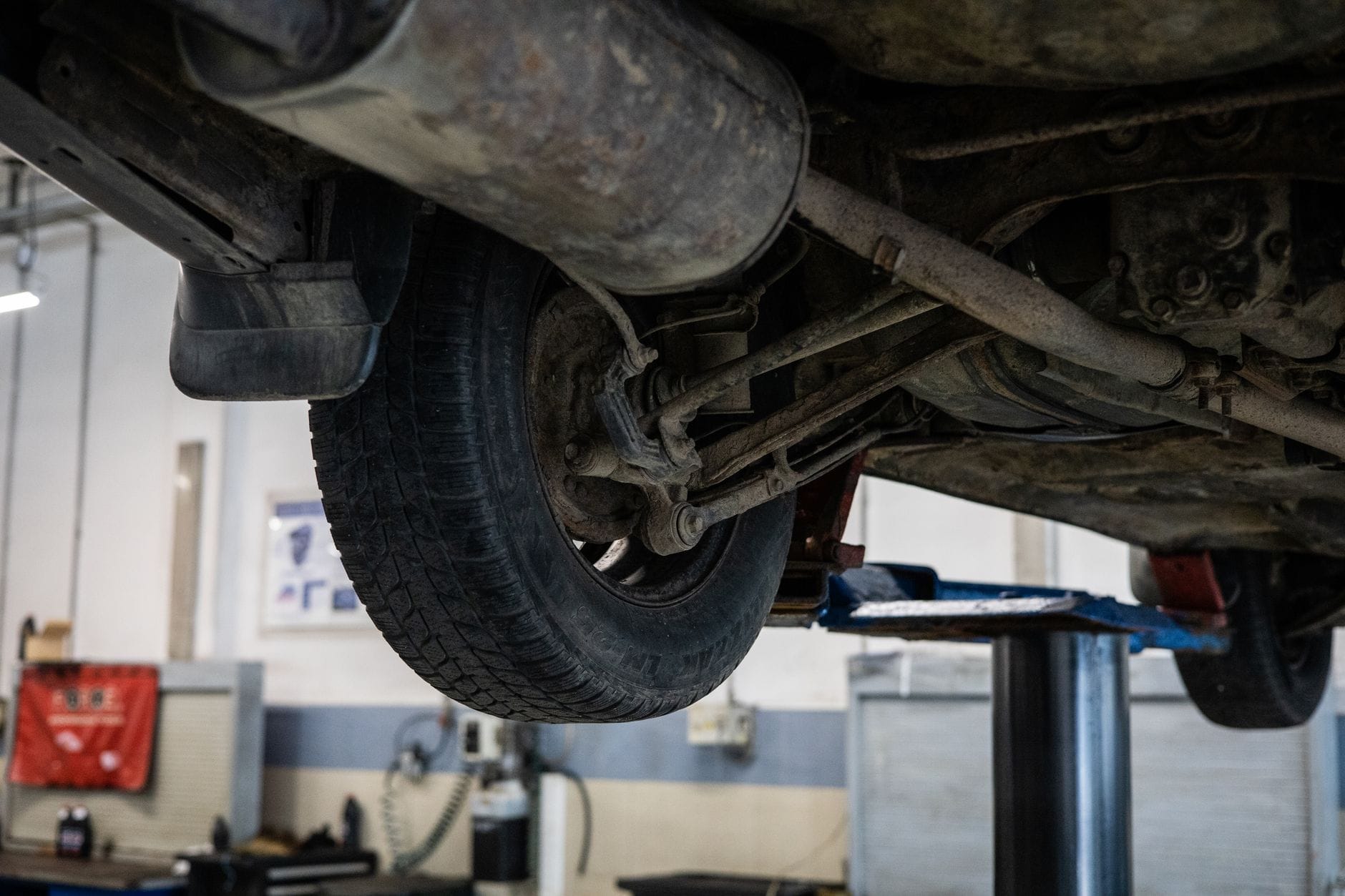 Podwozie Audi oglądane w serwisie podczas naprawy zawieszenia