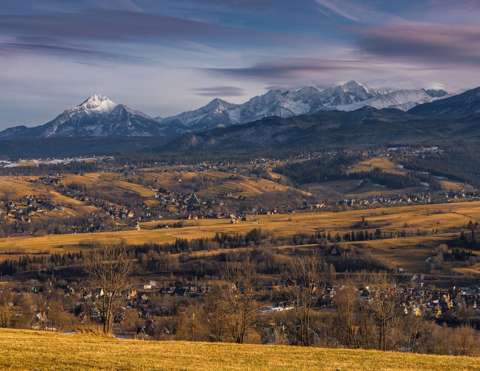 Jesienny widok na Zakopane z panoramą Tatr w tle Jesienny widok na Zakopane z panoramą Tatr w tle