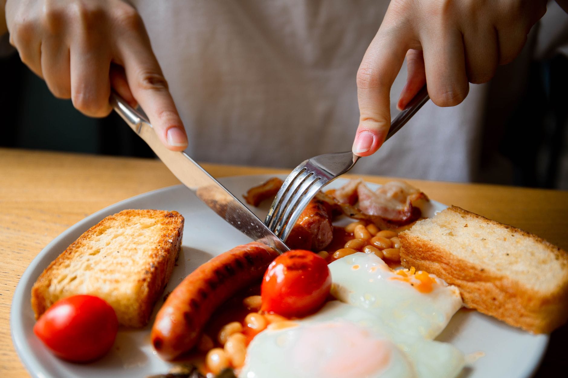 Tradycyjne angielskie śniadanie z jajkami, kiełbasą, fasolką i tostem