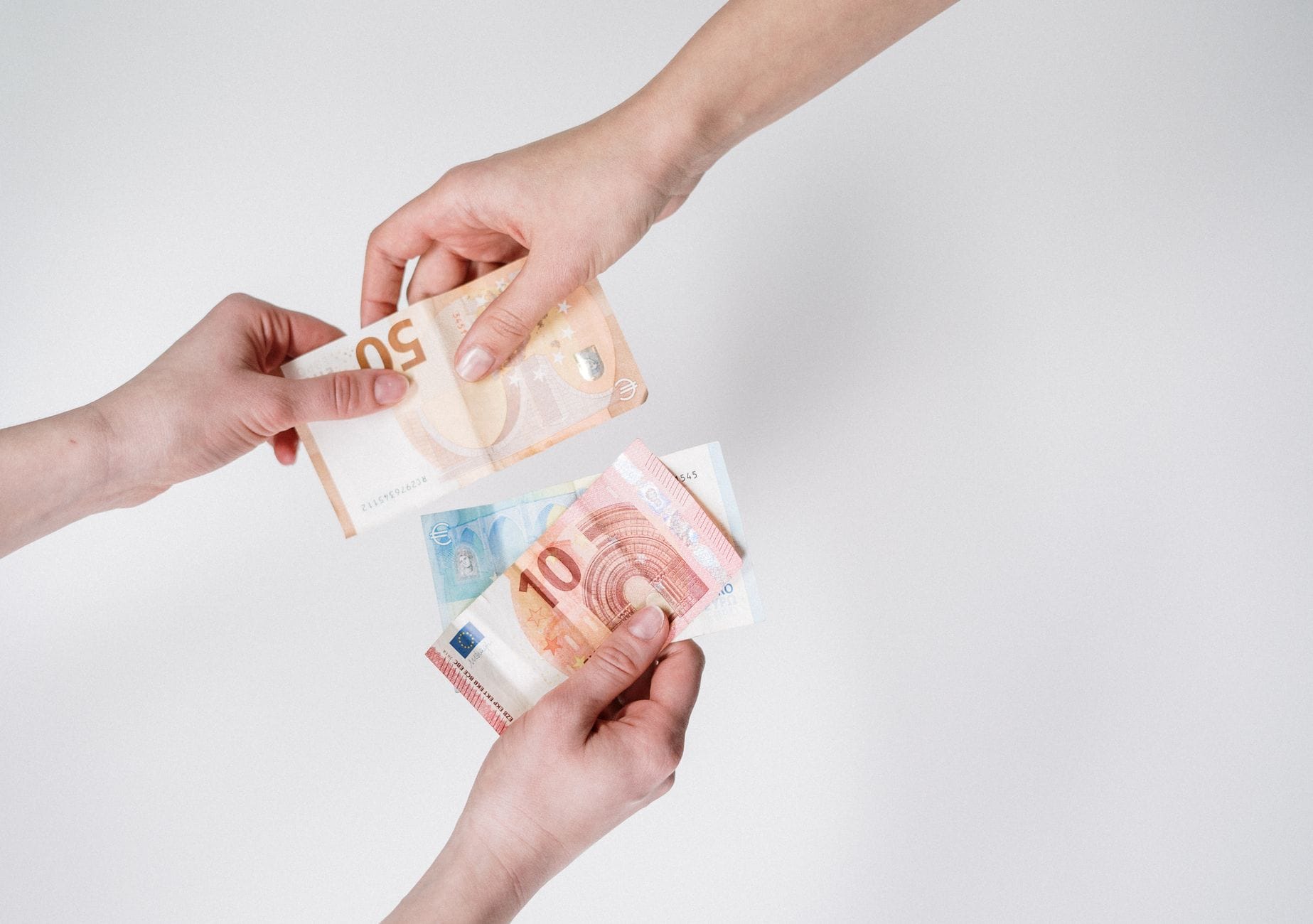 Zbliżenie na dłonie przekazujące banknoty euro za usługę